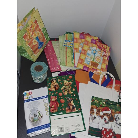 Lot of Holiday Gift Bags - Picture 1 of 4